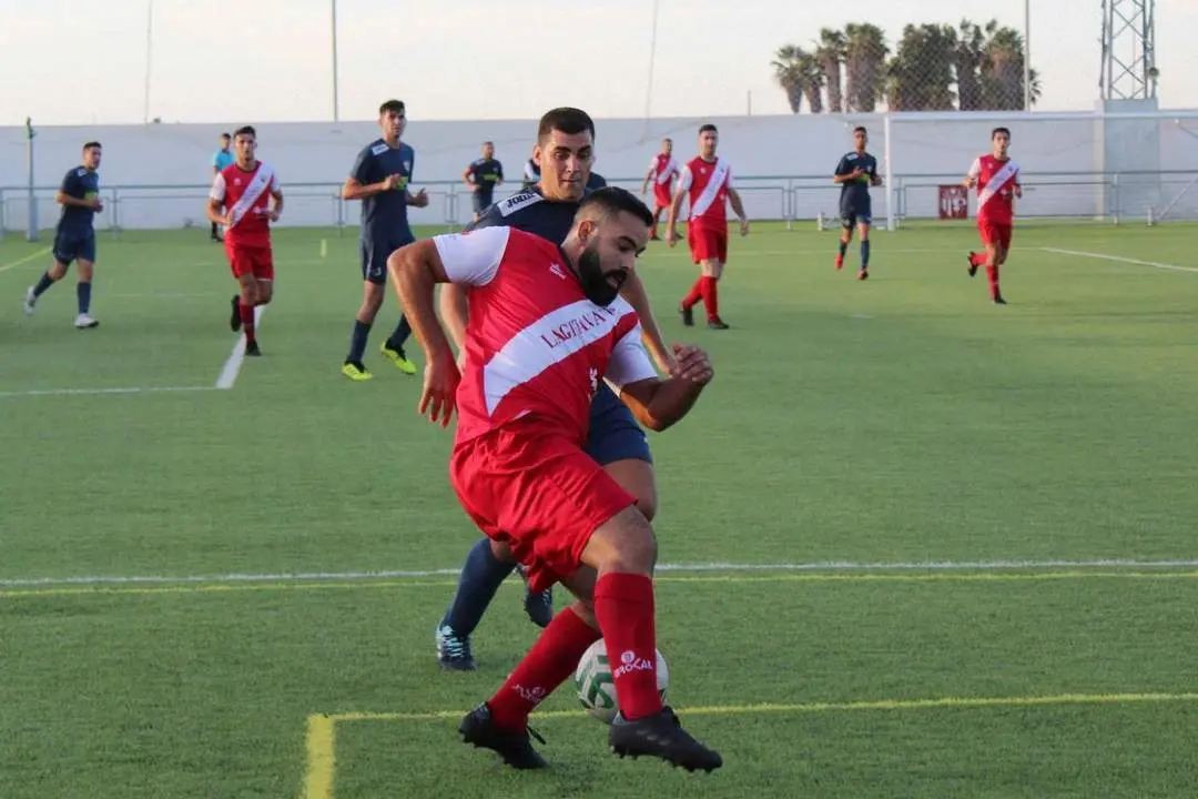 Jhony controla el bal&oacute;n ante la presencia de un jugador del J&eacute;dula - Ra&uacute;l J. Bustillos