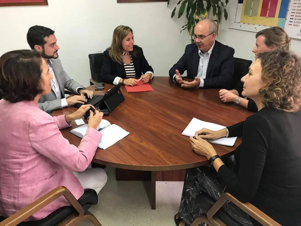 Reuni&oacute;n entre la delegada de Fomento y el presidente de la CEC. - Informaci&oacute;n.