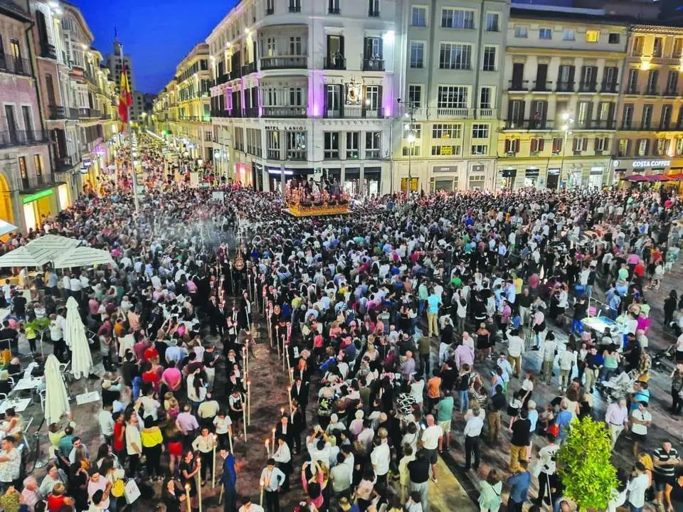 Trono del Cristo de la Humildad a su paso por la Plaza de Constituci&oacute;n. - Pablo Ruiz/7tv M&aacute;laga