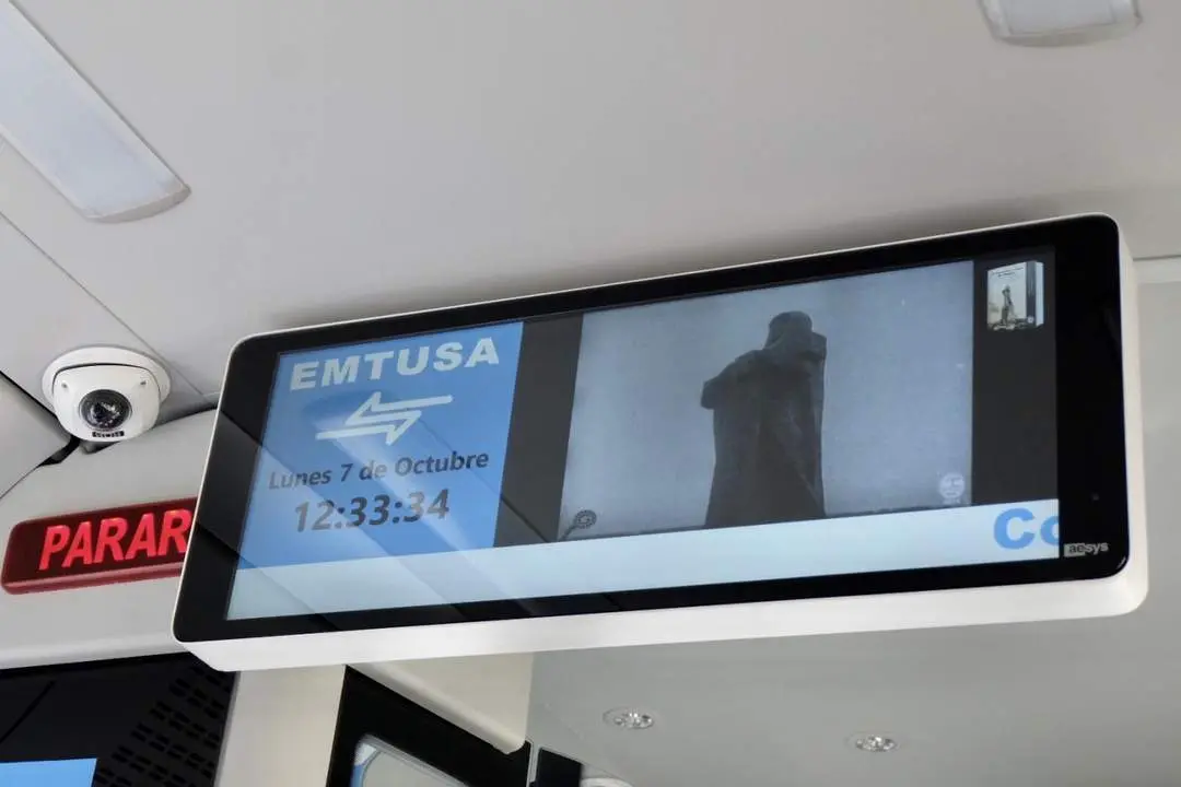 Im&aacute;genes de la inauguraci&oacute;n del monumento a Col&oacute;n en un autob&uacute;s de Emtusa. - VH