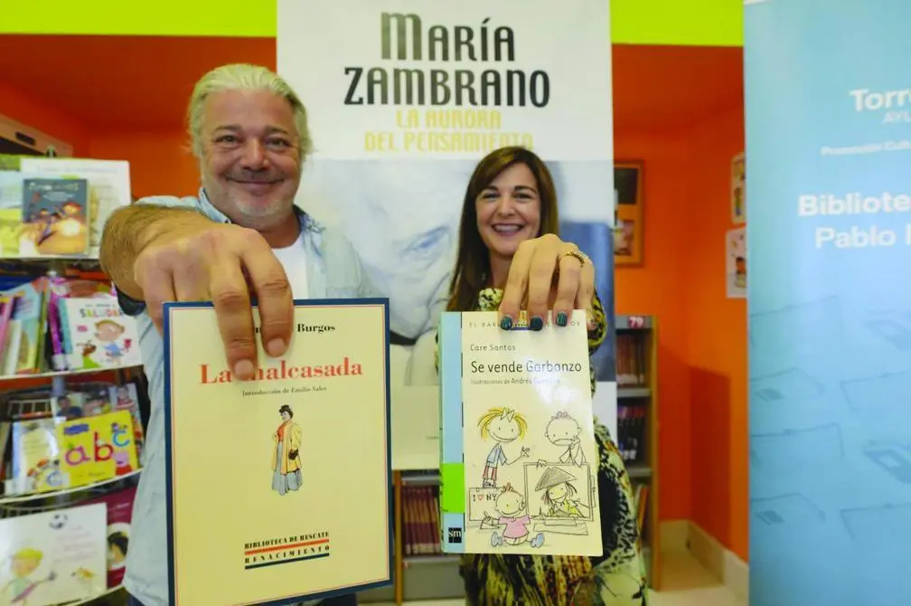 El edil de Cultura, David Tejeiro, present&oacute; las actividades junto a la bibliotecaria Noem&iacute; Fern&aacute;ndez. - ROHU