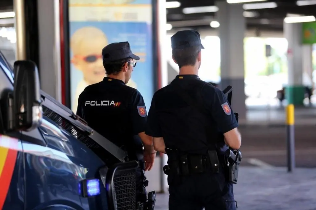 Polic&iacute;a Nacional. - EP