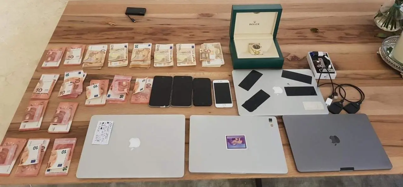 Efectos recuperados en la vivienda del pr&oacute;fugo de la justicia finlandesa detenido en Estepona. - vm