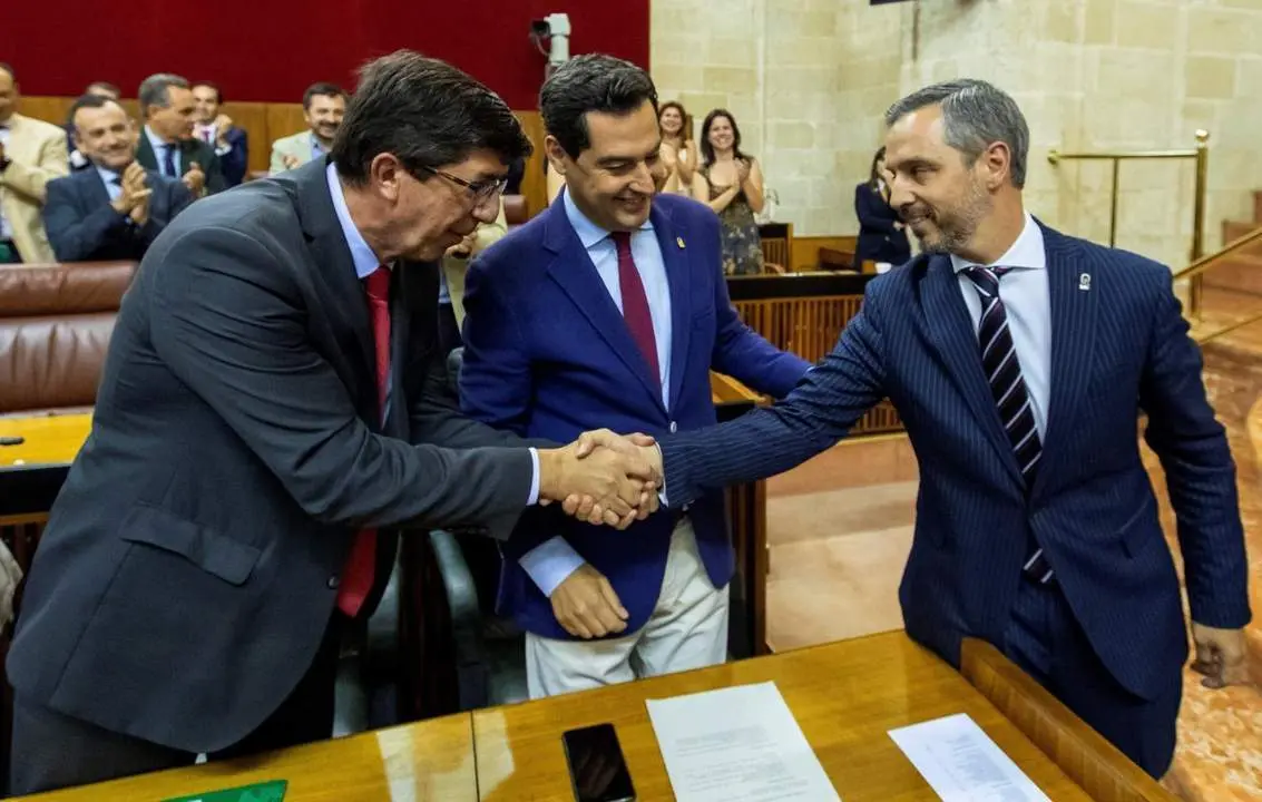 Juan Mar&iacute;n felicita a Juan Bravo (derecha) con Juanma Moreno como testigo. - Julio Mu&ntilde;oz/EFE