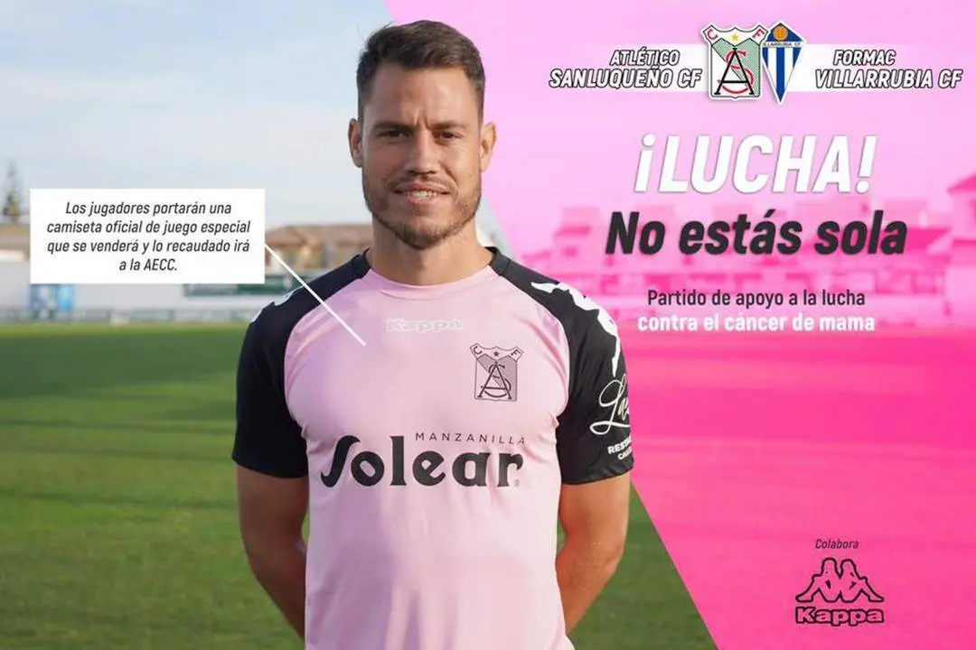 Jos&eacute; mostrando la camiseta de la lucha contra el c&aacute;ncer de mama - ASCF