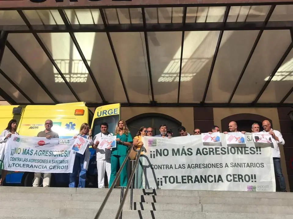 Concentraci&oacute;n de m&eacute;dicos en el Hospital Civil de M&aacute;laga tras la agresi&oacute;n verbal a una doctora. - SMM