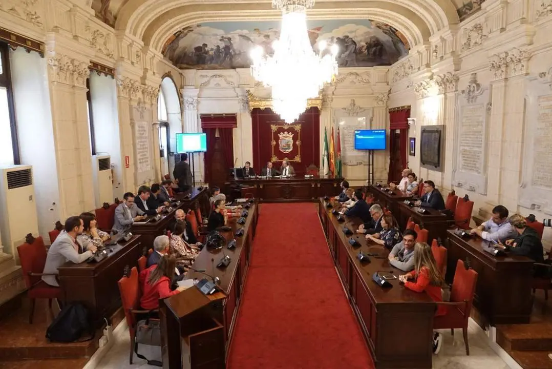 Imagen del Pleno del Ayuntamiento para realizar el sorteo.  - vm