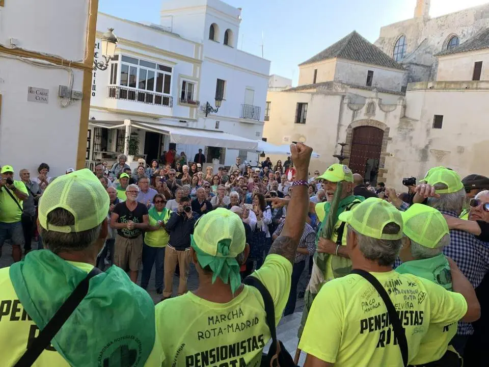 Rota recibe entre aplausos a la Plataforma de Pensionistas