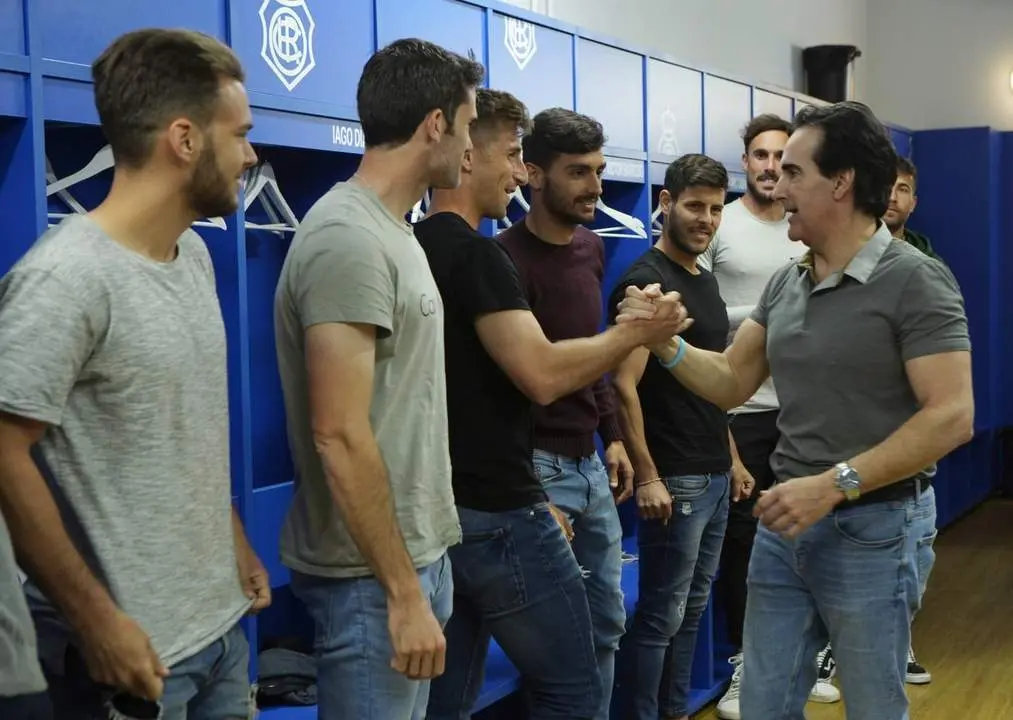 Javier Iriondo con jugadores del Recre. - VH