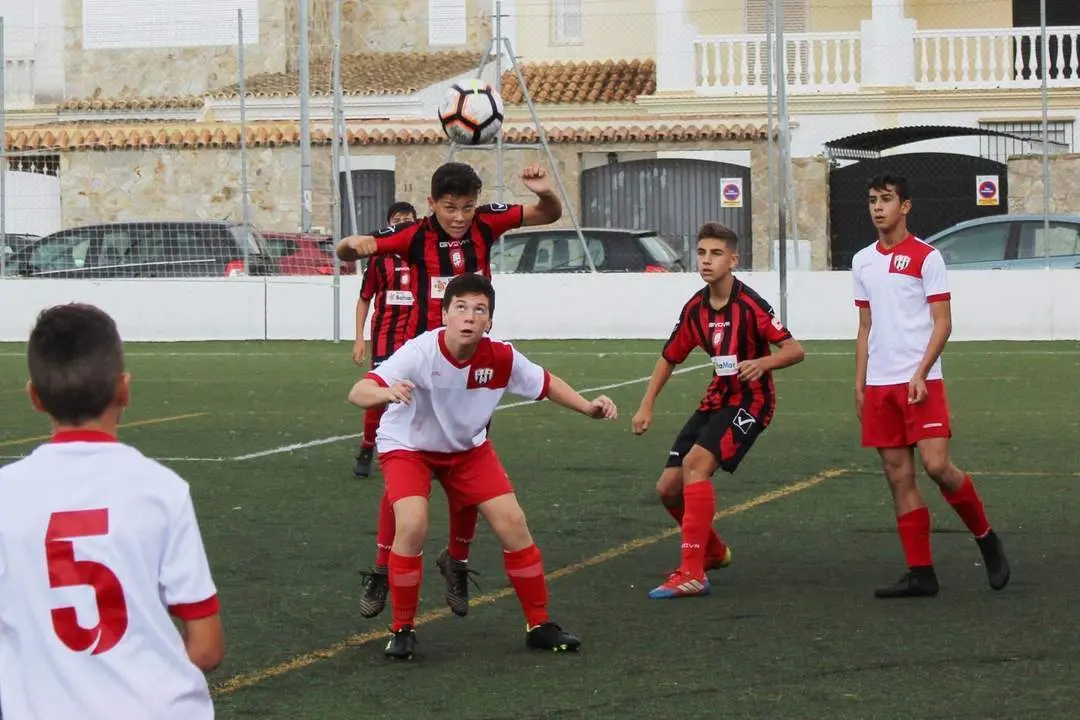 Una acci&oacute;n de este derbi de rivalidad local disputado en Las Palmeras - Ra&uacute;l J. Bustillos