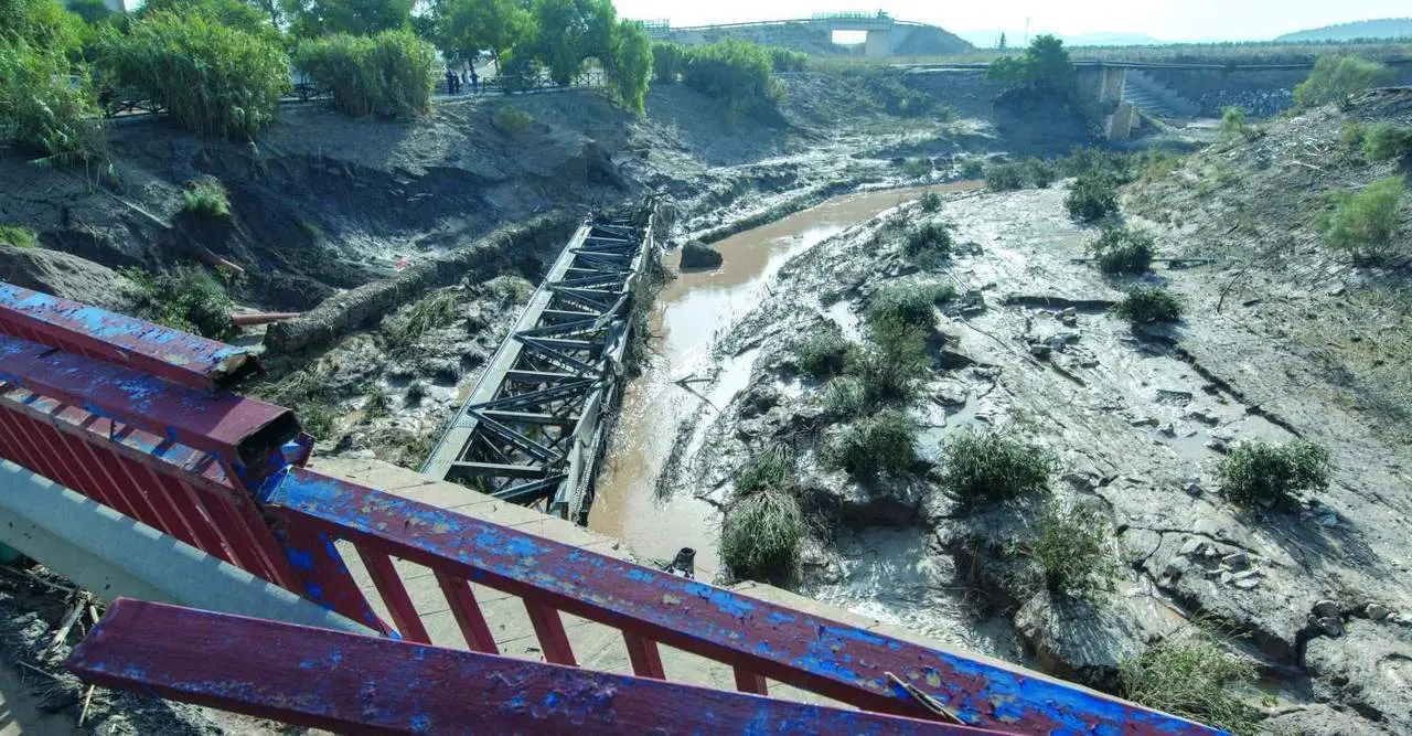 Los efectos de las lluvias en las v&iacute;as del tren y los puentes. - Archivo