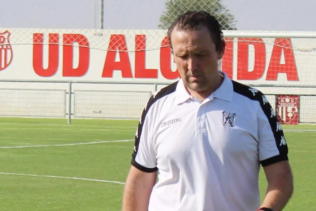 Samue, entrenador del equipo juvenil A del Atl&eacute;tico Sanluque&ntilde;o - Ra&uacute;l J. Bustillos