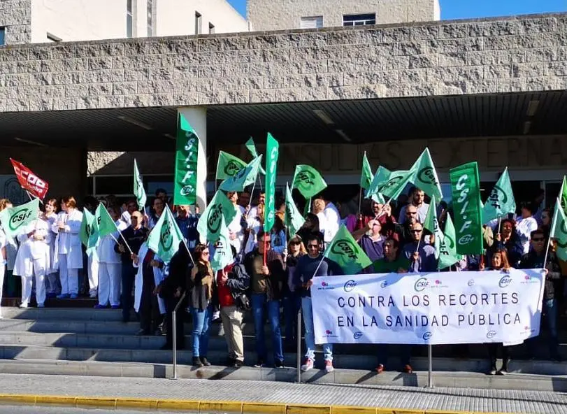 Concentraci&oacute;n a las puertas del Juan Ram&oacute;n Jim&eacute;nez. - VH