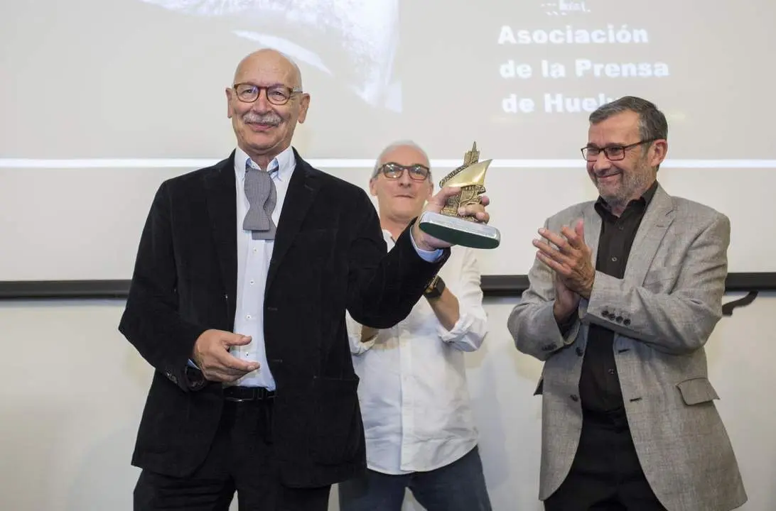 El fotoperiodista Pablo Juli&aacute; recibe el Premio &Aacute;ngel Serradilla