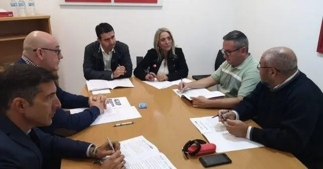 Amaro Huelva, Pepa Gonz&aacute;lez Bayo y Jes&uacute;s Gonz&aacute;lez con miembros de Acaip. - VH