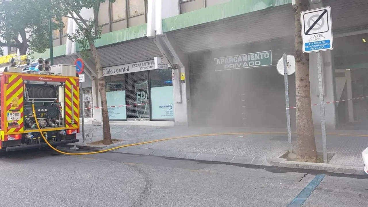 Los bomberos de M&aacute;laga intervienen en el incendio de un garaje