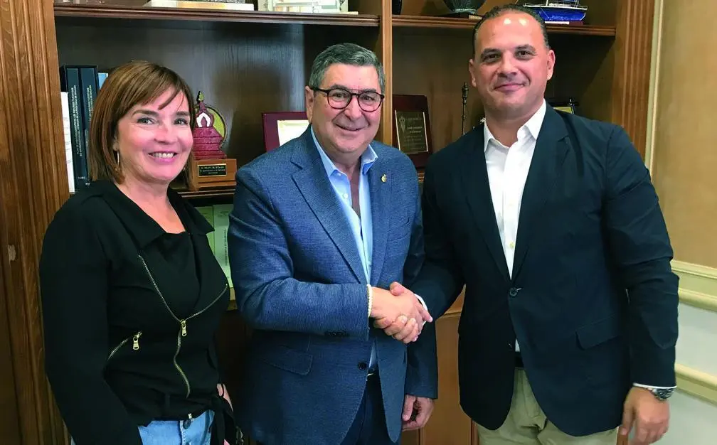 Acuerdo entre el Ayuntamiento de V&eacute;lez y la empresa Surlogist. - VM