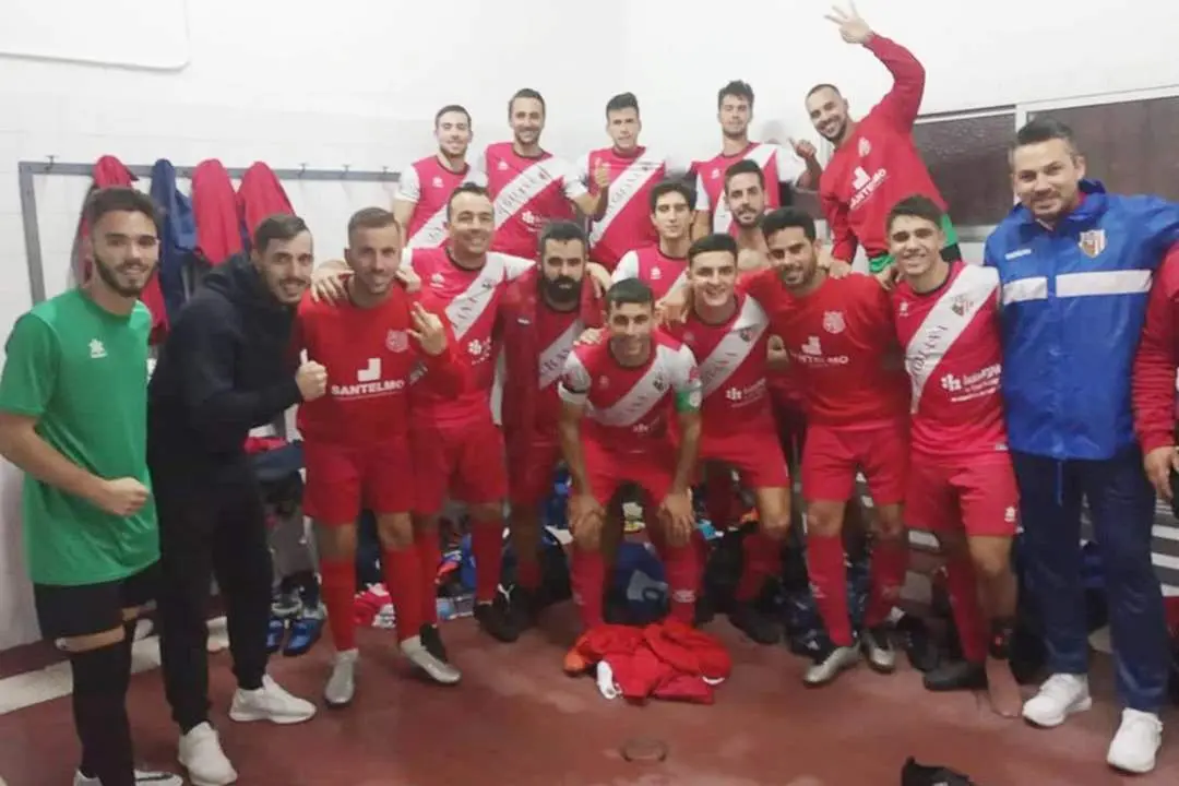 Los jugadores de la UD Algaida celebran el triunfo tras el encuentro - UDA