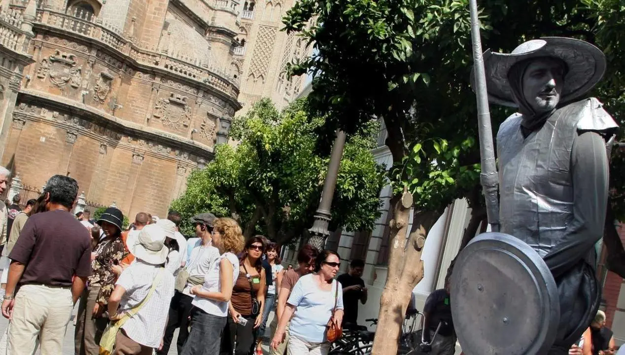 Turistas por el centro de Sevilla. - EP