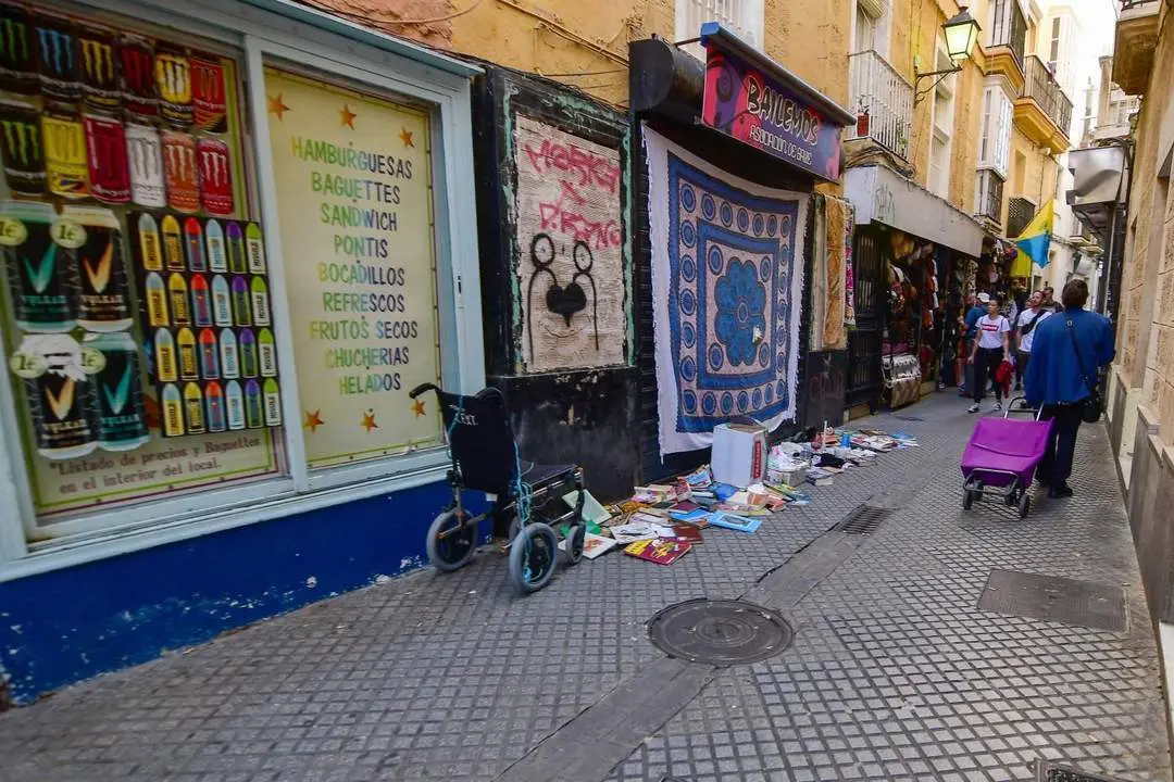 Uno de los 'puestos' ambulantes en la plaza de la Cruz Verde. - 