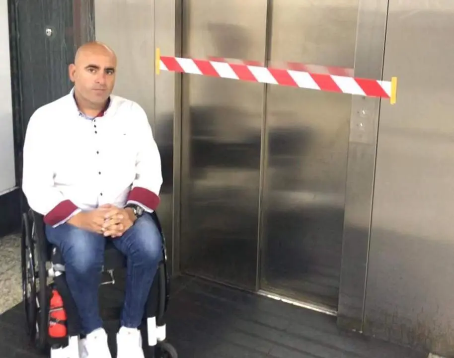 Sergio Hijano, ante uno de los ascensores averiados. - EP