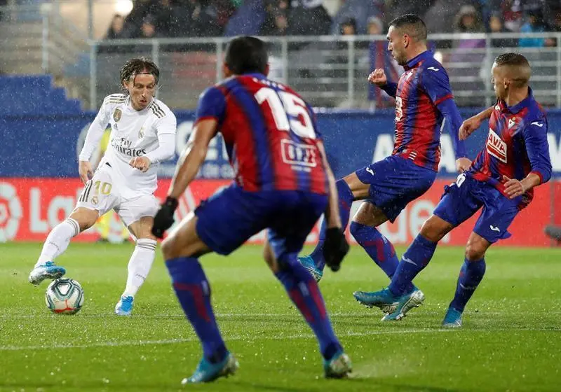El Real Madrid golea en Ipur&uacute;a y mete presi&oacute;n al Barcelona