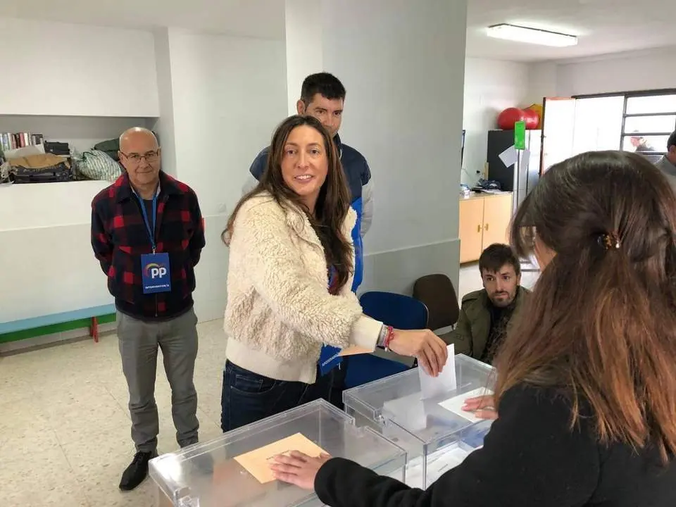 Loles L&oacute;pez votando. - VH