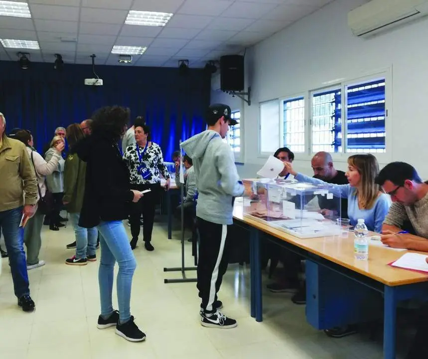 Votantes en el colegio Atenea de Torremolinos. - AM