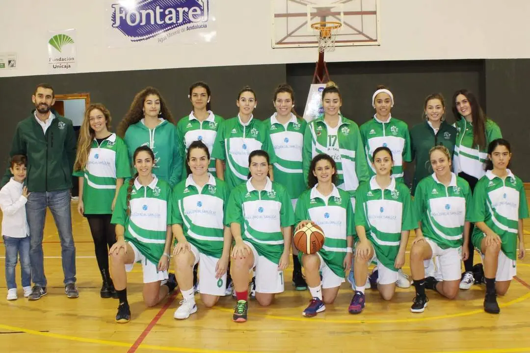 El equipo senior femenino del Adesa 80 de Baloncesto antes del partido - Ra&uacute;l J. Bustillos