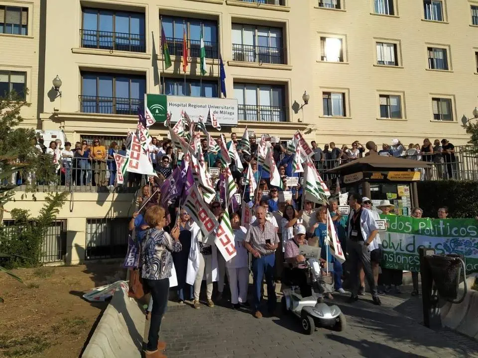 Imagen de archivo de una concentraci&oacute;n convocada por CCOO en el Hospital Regional.  - vm