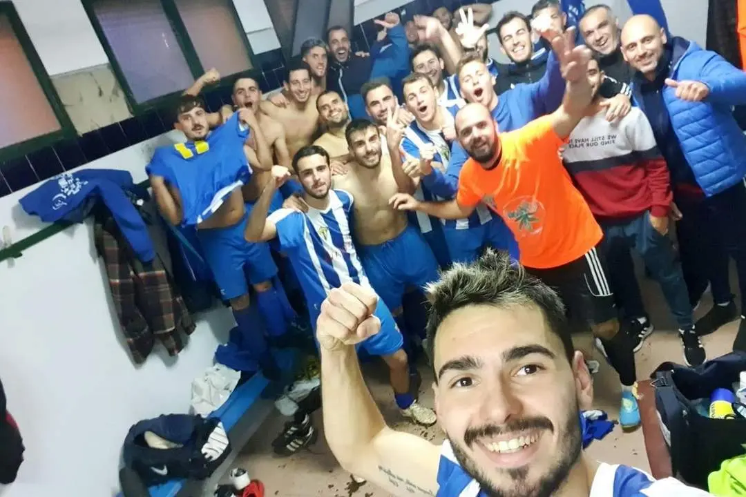 Los rayistas celebran el triunfo en su vestuario - A. I.