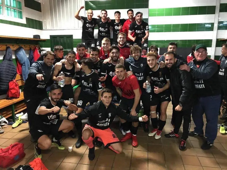Futbolistas del Antoniano en los vestuarios de la Ciudad Deportiva Luis del Sol. - Antoniano