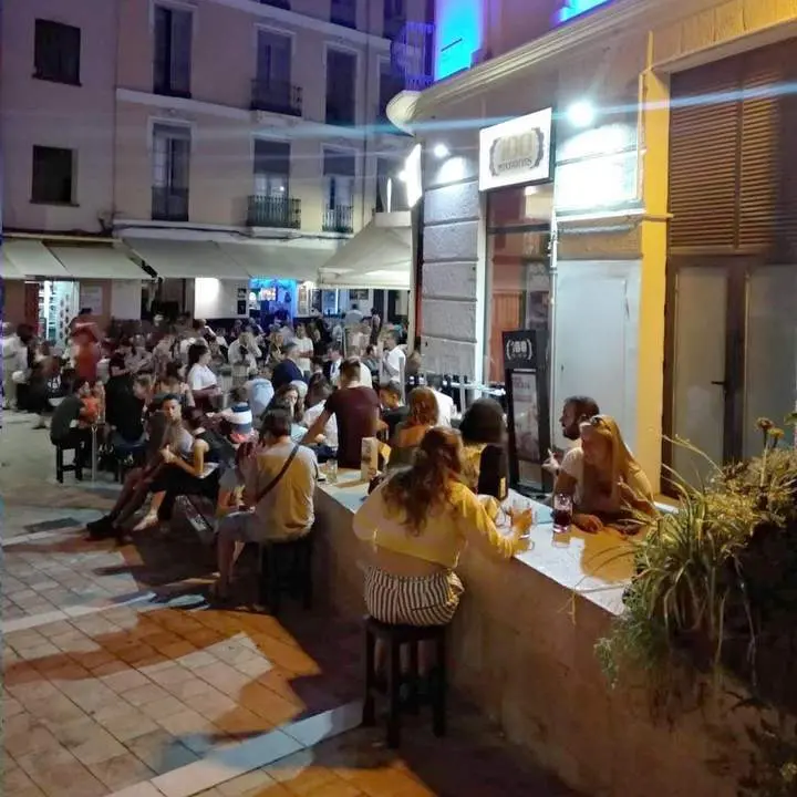 Imagen de archivo de uso de un muro como mesas ante la falta de estas en el bar. - @vecinoscentromalaga
