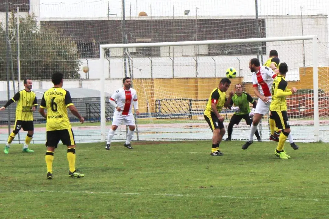 Nacho, que debutaba en este partido, rodeado de contrarios - Ra&uacute;l J. Bustillos