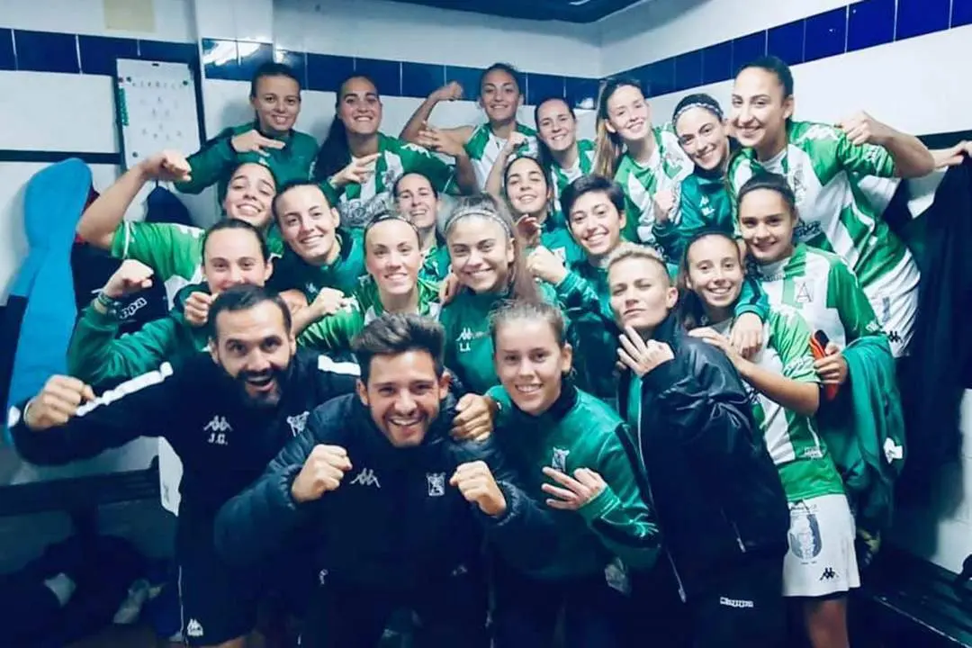 El equipo senior femenino del Atl&eacute;tico Sanluque&ntilde;o celebra el triunfo - ASCF