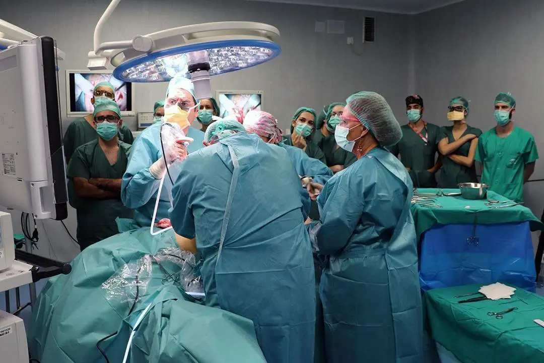 Cirujanos en el hospital Juan Ram&oacute;n Jim&eacute;nez. - VH
