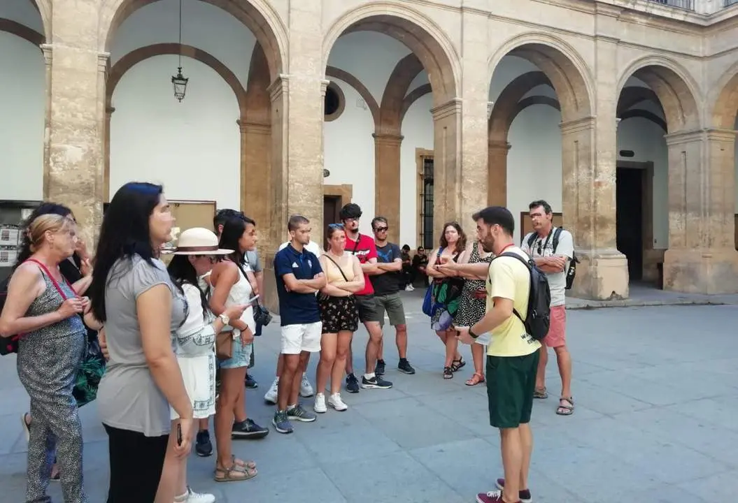 Turistas en el interior del Rectorado. - CCOO