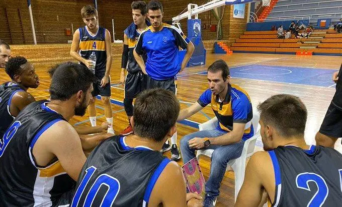 Jugadores del CDB Enrique Ben&iacute;tez durante un tiempo muerto. - VH