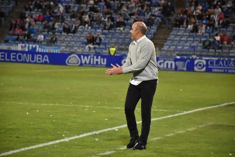 Alberto Monteagudo, t&eacute;cnico albiazul, dando &aacute;nimos a sus jugadores, en el partido ante el Granada.  - TENOR