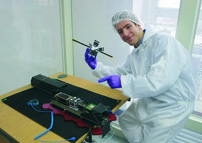 Juli&aacute;n Fern&aacute;ndez, con el sat&eacute;lite. - AI