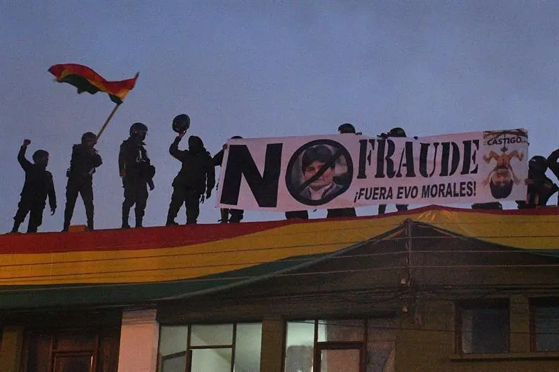 Polic&iacute;as bolivianos despliegan una pancareta. - EFE