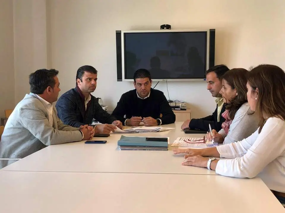 Reuni&oacute;n entre el edil de Obras de Marbella, Diego L&oacute;pez, y el diputado provincial de Medio Ambiente, Crist&oacute;bal Ortega. - VM