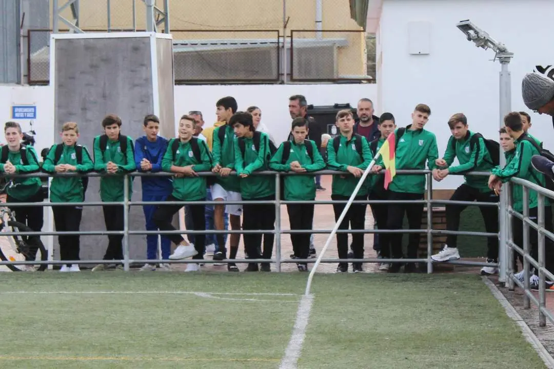 El equipo infantil A del Atl&eacute;tico Sanluque&ntilde;o antes del partido - Ra&uacute;l J. Bustillos
