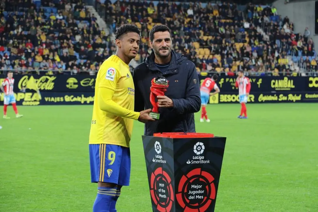 G&uuml;iza entreg&oacute; un premio a Choco Lozano. - Trekant Media