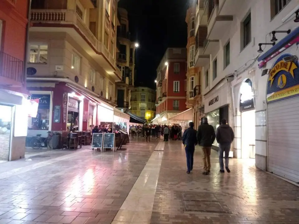 Imagen de archivo de terrazas en el centro de M&aacute;laga. - Olmedilla