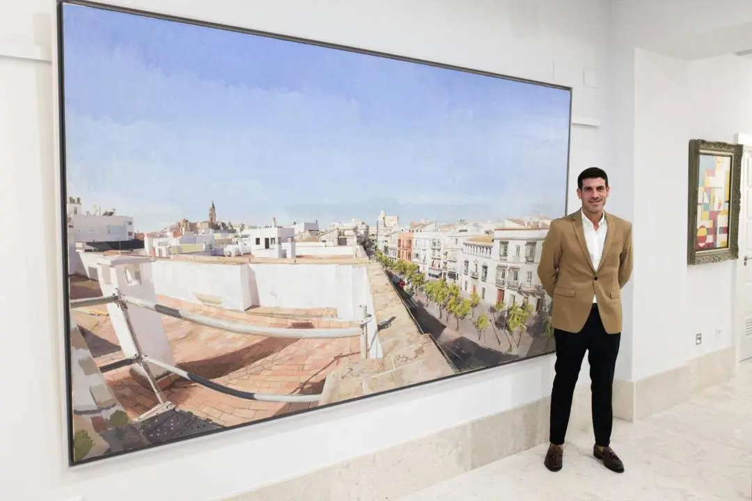 Eduardo Mill&aacute;n posa con su lienzo Corredera en los salones de Only Suites Hotel. - Oliverio Ruiz