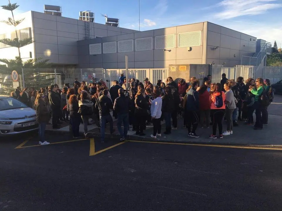  Padres de los alumnos se concentran en los colegios de Marbella. - ep
