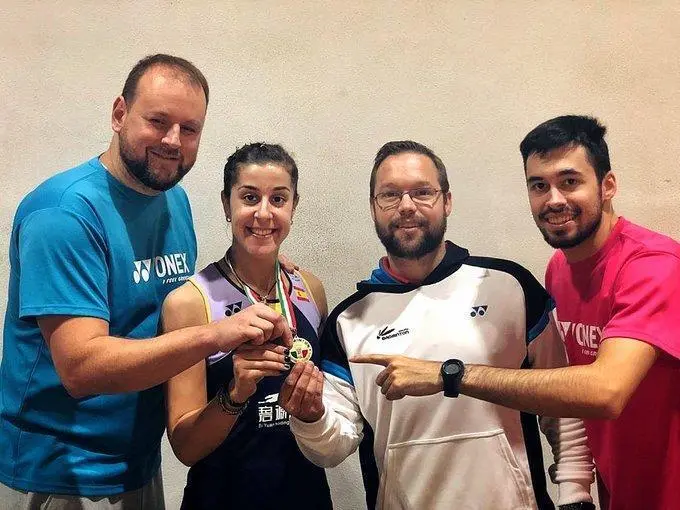 Con la medalla. - Twitter Carolina Mar&iacute;n