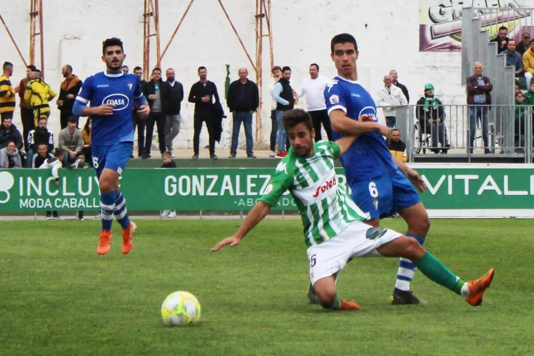 Antonio Jes&uacute;s intenta controlar el bal&oacute;n desde el suelo - Ra&uacute;l J. Bustillos