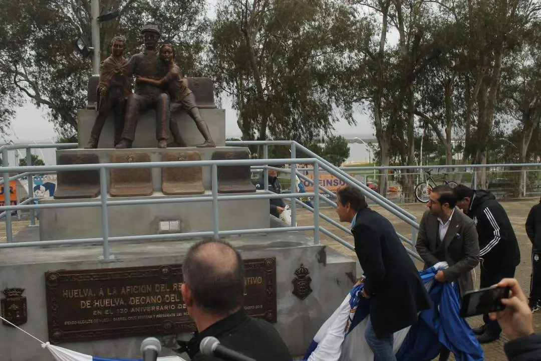 Inauguraci&oacute;n del Monumento a la afici&oacute;n, obra del escultor onubense Sergio S&aacute;nchez.  - RECRE.ORG